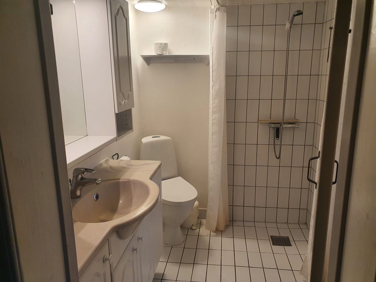 Badeværelse med brusekabine
