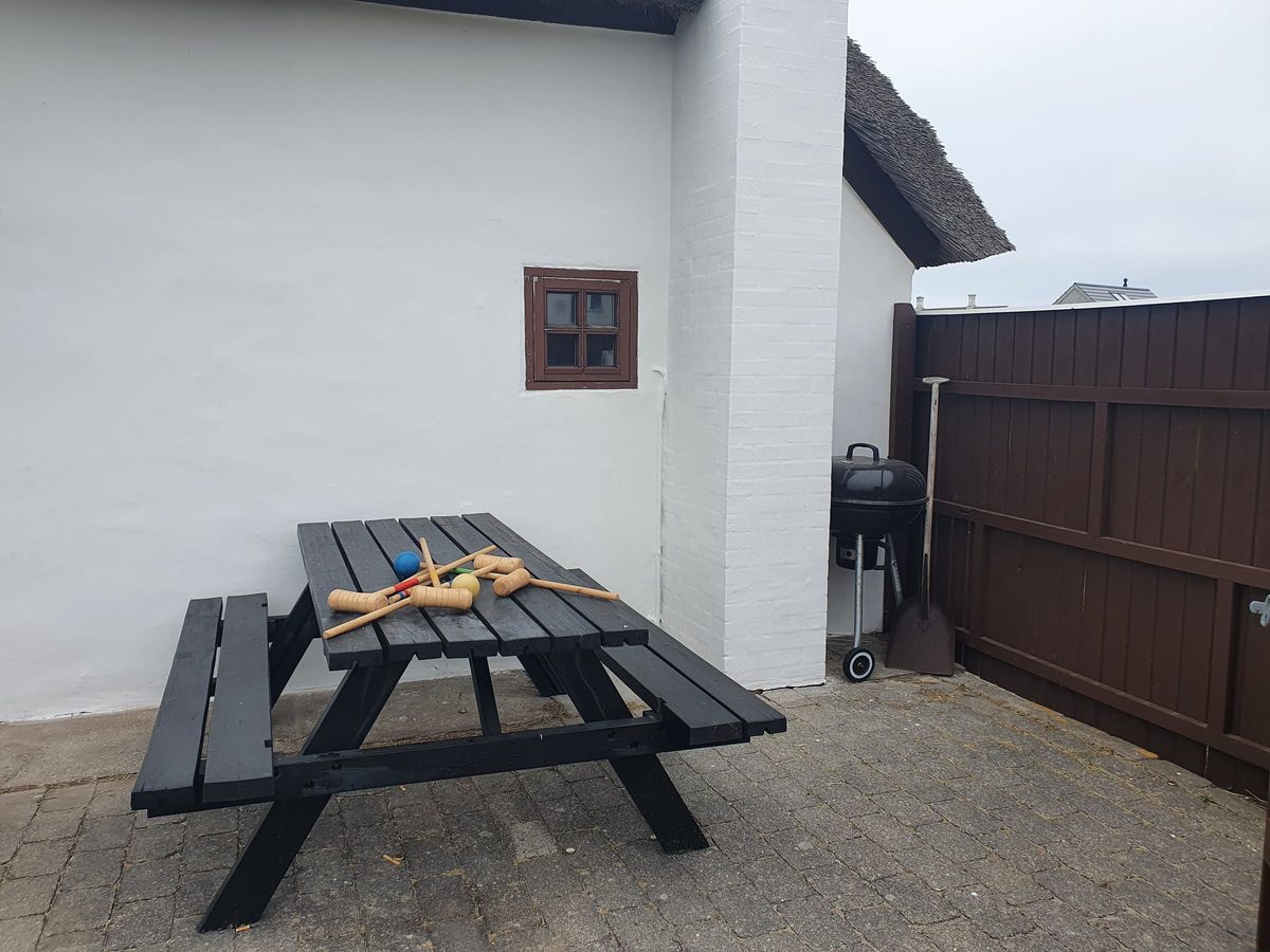 Udeområde med terrasse og grønt